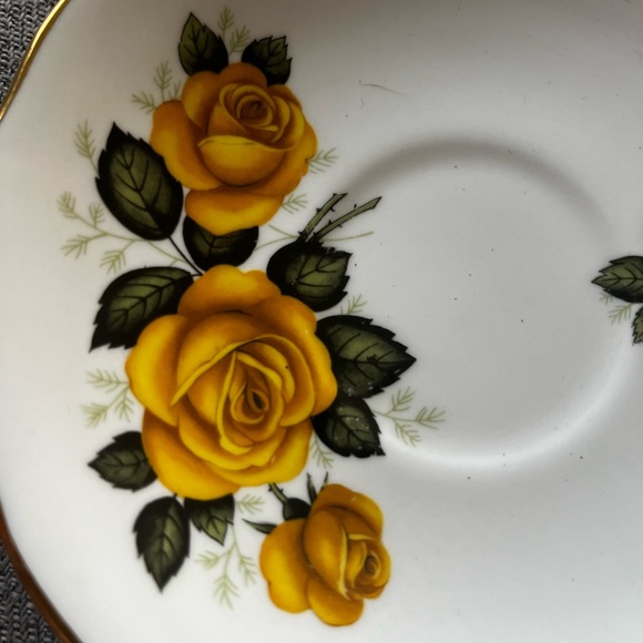 Set of 4 beautiful yellow flower teacups and saucers. Excellent condition - Picture 2 of 4